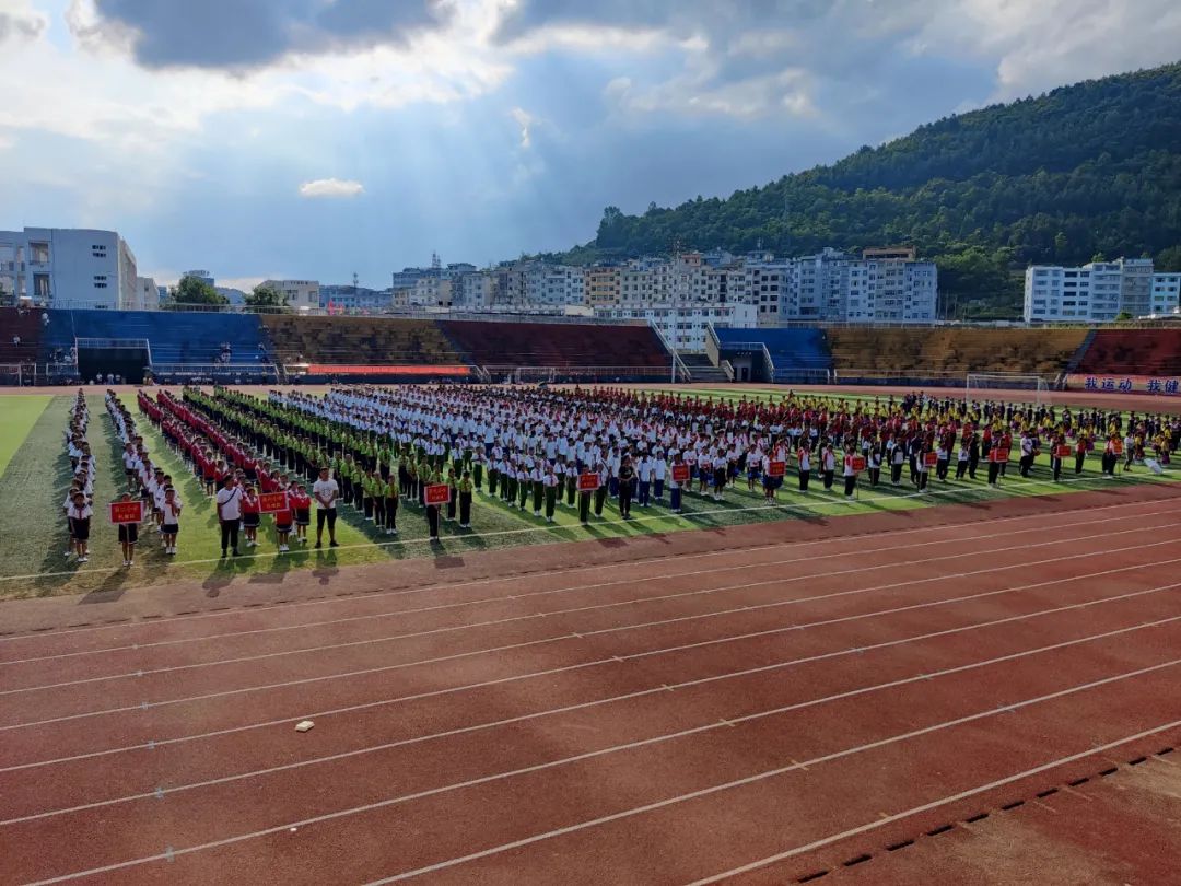 中心小学体操广播视频_小学生广播体操进场表演视频_小学生广播体操展演