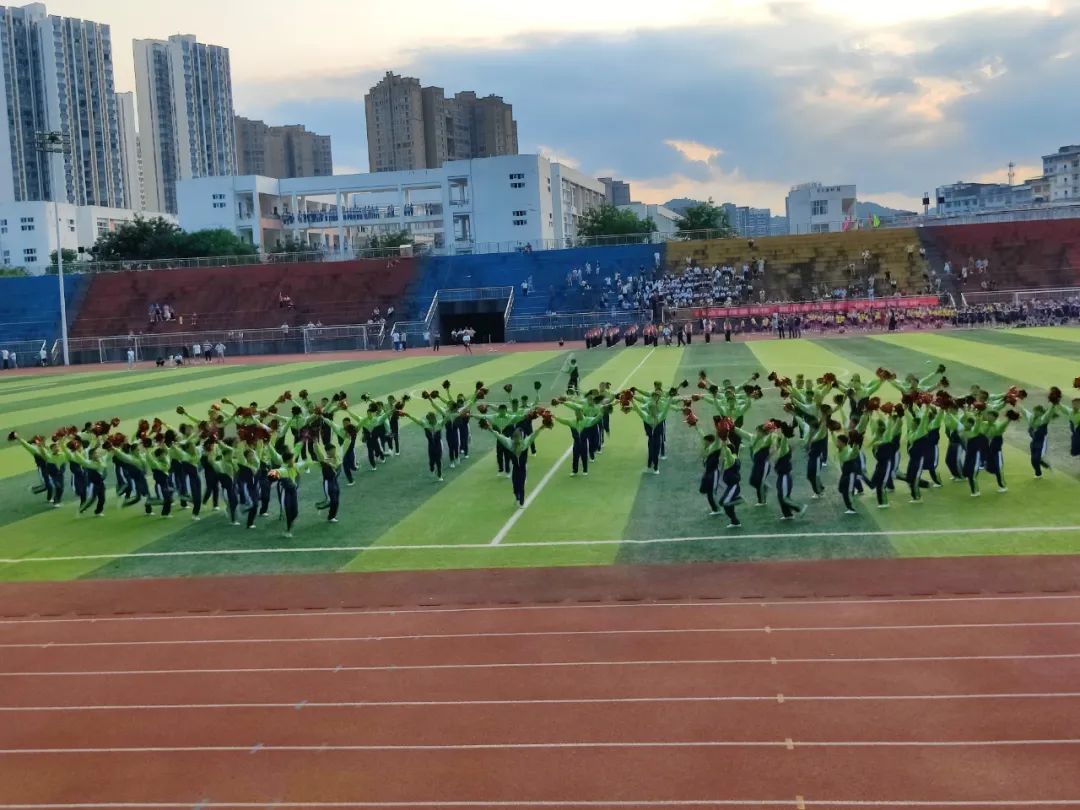 小学生广播体操进场表演视频_小学生广播体操展演_中心小学体操广播视频