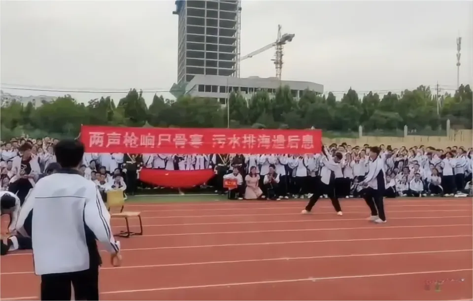 山东中学学生模仿刺杀安倍事件引发热议，青