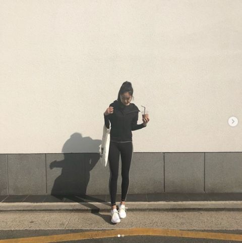 Adidas紧身运动裤因孙娜恩私服穿搭爆红，Z.N.E. Hoodie系列展现运